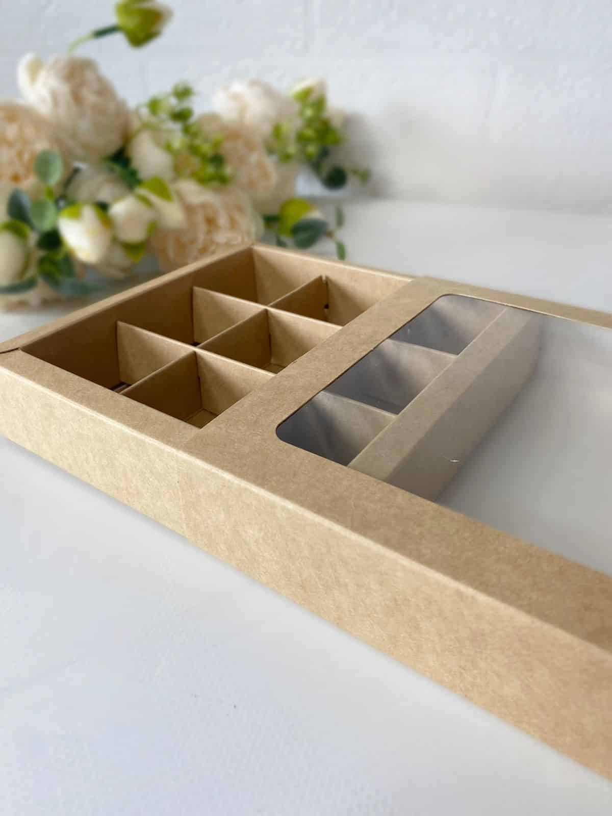 korobka-s-obechajkoj-s-oknom-9-yacheek-kraft-00684-1