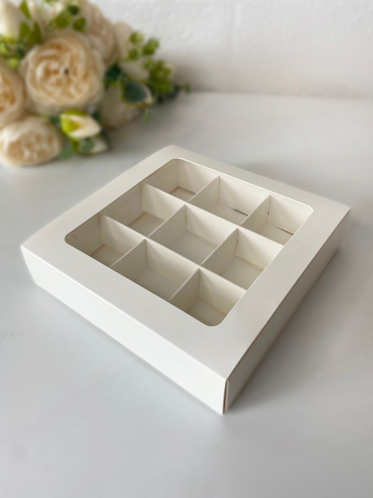 korobka-s-obechajkoj-s-oknom-9-yacheek-belyj-00683