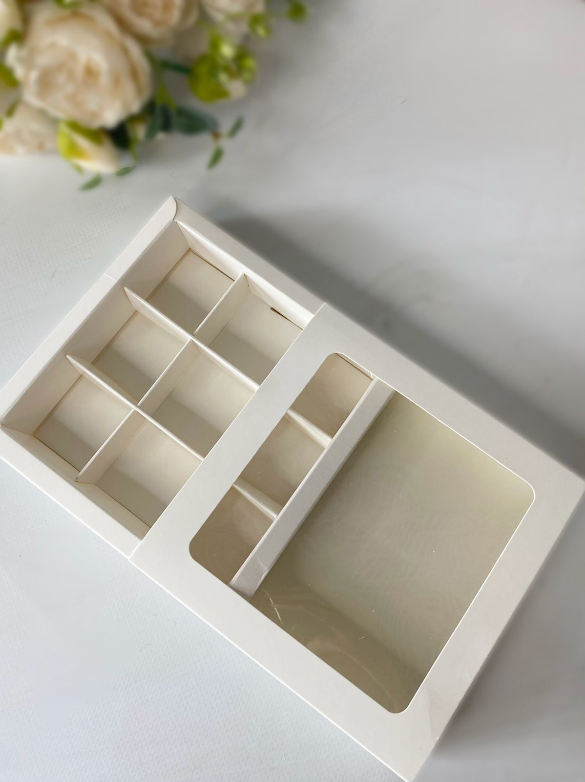 korobka-s-obechajkoj-s-oknom-9-yacheek-belyj-00683-2